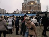 Dívka spěchá do vody s Pokrovským kostelem za zády, Kyjev