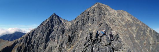 Vláďa s Martou na severozápadním vrcholu Huncovského štítu (2353m) a v pozadí Kežmarský a Lomnický štít, Vysoké Tatry, Slovensko