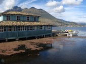 Vysokohorské jezero San Pablo a jeho okolí ve stínu mohutné sopky Imbabura (4630m), Ekvádor