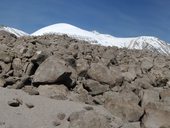 Vlevo mírně nakloněný severozápadní výstupový hřeben vedoucí až na ledovcový dóm Guallatiri, Chile