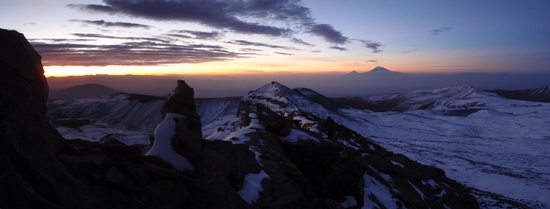 Svítání na hraně kráteru sopky Aragac. V pozadí Ararat (5137m) a dole jezero Kari, Arménie