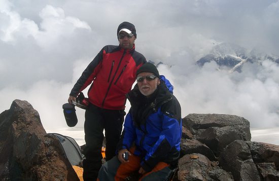 Pavel a Martin v tábořišti poblíž chaty Prijut 11 (4100m).