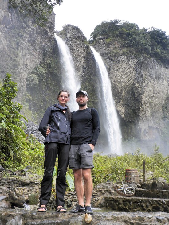 Výletníci společně pod vodopádem Manto de la Novia, Ruta de las Cascadas, Ekvádor