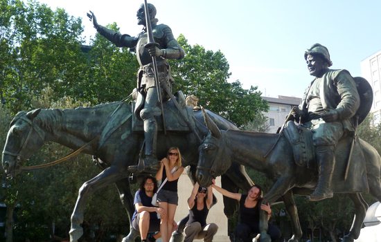 Madrid, Plaza de España u sochy Miguela de Cervantes s Donem Quijotem a Sancho Panzou