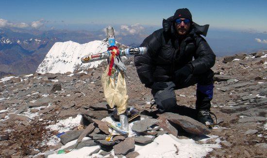 Vláďa na vrcholu Aconcaguy (6962m) stanul jako první. V pozadí je vidět její nižší jižní vrchol (6930m).