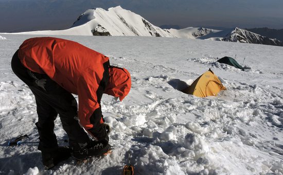 Ranní balení a oblékání v táboře pod C3 - 5830m, Pamír, Kyrgyzstán