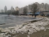Obolonské nábřeží a zamrzlá hladina Dněpru, Kyjev