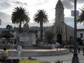Plaza Bolívar s pomníkem inckého válečníka Rumiñawi a kostelem San Luis v pozadí, Otavalo, Ekvádor
