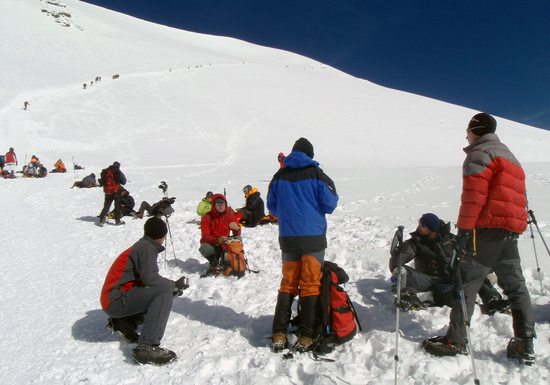 Naše skupinka v sedle (5300m) po sestupu ze západního vrcholu Elbrusu.