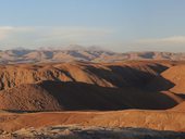 Západ slunce na kamenito-písčitých pláních předhůří And nedaleko obce Codpa, Chile