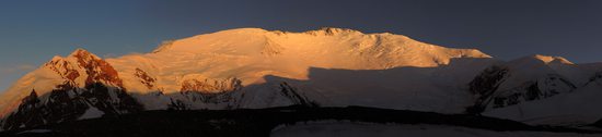 Večerní výhled na severní stěnu Pik Lenina z tábora C1 (4400m), Pamír, Kyrgyzstán.