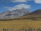 Zcela vlevo sopka Negro (5415m), uprostřed výrazný Incahuasi (6621m) a napravo San Francisco (6030m), Argentina