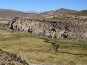 Mirador (vyhlídka) na modrozelenou stužku řeky Isluga a zeleného bofedalu, NP Isluga, Chile