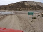 Brod - napravo značka a nalevo před říčkou Lluta ukazatel, Quebrada Allane, Chile