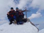 Vláďa, Robert a Martin na vrcholu Gerlachovského štítu (2655m).