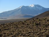 Pětitisícové kopce ohraničující Salar de Surire, Chile