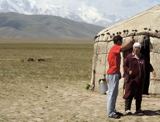 Alexej hledá ve spolupráci s pastevci cestu do základního tábora Ačik-Taš, Alajské údolí, Kyrgyzstán.