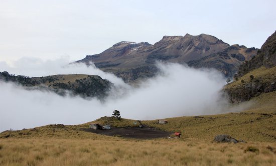 Iztaccíhuatl, v popředí parkoviště La Joya