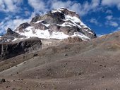 Illiniza Sur (5263m) z hrany kráteru nad chatou, Ekvádor