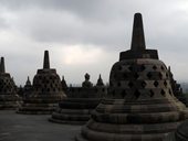 Starověké javánské chrámy v Borobudur, Mendit a Prambanan, Jáva, Indonésie