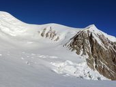 Sestup z C2 (5380m) do C1 (4400m) a den odpočinku před výstupem, Pamír, Kyrgyzstán