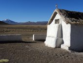 Malý udržovaný kostelík v osadě Llucuoma v pozadí Cerro Lliscaya (5634m), Chile