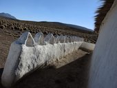 Kostelík ve stráni se střechou z paja brava ve Villacollo, NP Isluga, Chile