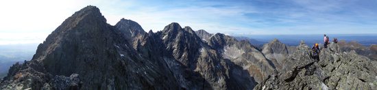 Panoramatický pohled z vrcholu Malého Kežmarského štítu (2513m). Vlevo je vidět vrchol Kežmarského štítu (2556m), Vysoké Tatry, Slovensko