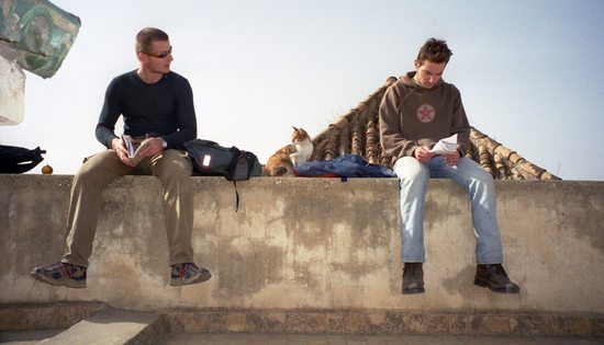 Posezení na střeše medersy (Jirka a Vláďa), Meknès, Maroko