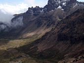 Pohled ze severního hřebene Point Lenana na tábořiště Shipton (4200m)