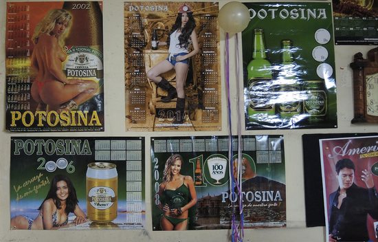 Parádní sbírka plakátů v jednom zapadlém obchůdku se vším možným v Potosí, Bolívie.