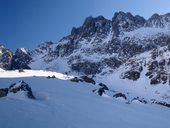 Zimní výstup na severozápadní vrchol Vysoké (2547m) centrálním žlabem, Vysoké Tatry, Slovensko