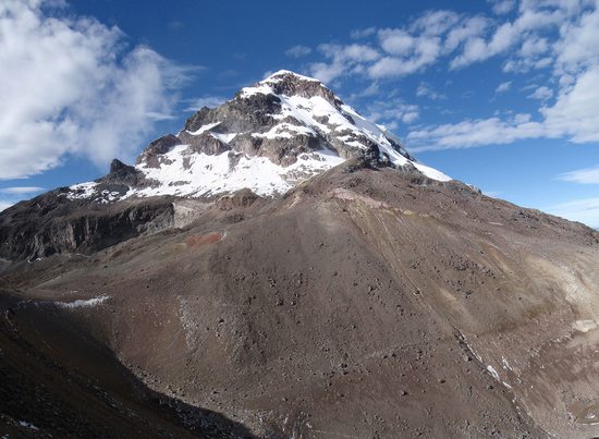 Illiniza Sur (5263m) - pohled z kráteru mezi Illinizami, Ekvádor