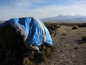 Sušení péřáků s Guallatiri (6071m) v pozadí, Chile