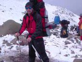 Vladimír vyráží z Canady (4910m) do Nido de Condores (5350m) - postupné kempy na normálce pod Aconcaguou (6962m), Argentina, 22. ledna 2006