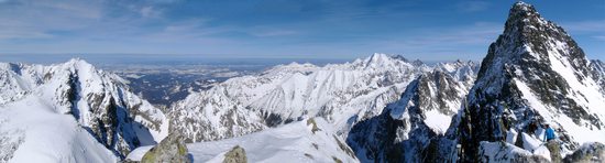 Ťažký štít (2520m) - panorama z vrcholu - vlevo Rysy a vpravo Vysoká, Vysoké Tatry, Slovensko.