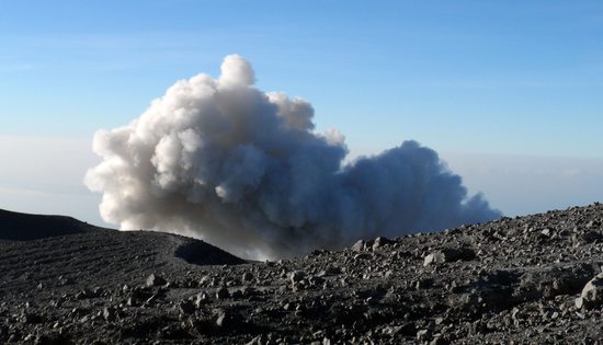 Sopka Gunung Semeru v akci, Jáva, Indonésie