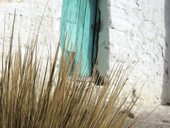 Paja brava a dveře do kostelíka, Ungallire, Chile