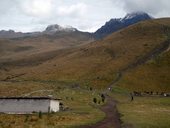 Výstup na sopku Pichincha z konečné stanice lanovky Cruz Loma, Quito, Ekvádor