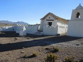 Osada Villacollo s kostelíkem se samostatnou zvonicí, Chile