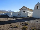 Osada Villacollo s kostelíkem se samostatnou zvonicí, Chile