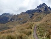 Výstup na sopku Pichincha z konečné stanice lanovky Cruz Loma, Quito, Ekvádor