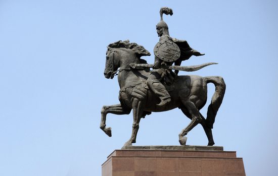 Majestátní jezdecká socha hrdinného Manase, náměstí Ala-Too, Biškek, Kyrgyzstán