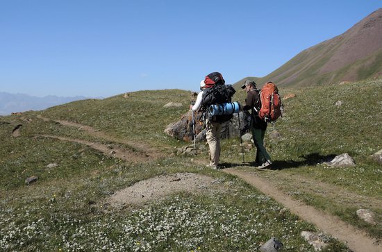 Závěrečné louky nad tábořištěm Ačik-Taš a Vláďa v družném rozhovoru s Michelem, Pamír, Kyrgyzstán