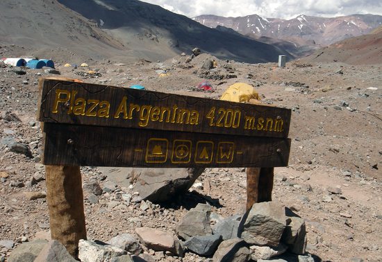 Cedule oznamující, že jsme se konečně doplazili do základního tábora Plaza Argentina (4200m).