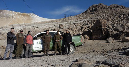 Společná fotografie s chilskými carabineros ve výšce 5150 metrů, Tacora (5980m), Chile