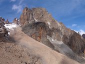 Pohled na Batian z výstupové trasy na Point Lenana (4985m) severním hřebenem od chaty Shipton