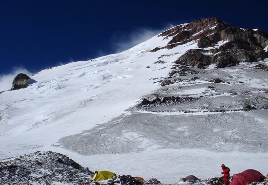 Pohled na polsky ledovec z druhého výškového tábora (5850m). Původní plán byl jít právě po tomto ledovci!