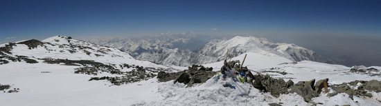 Vrchol Piku Lenina (7134m) a dechberoucí pohled na nekonečné štíty Pamíru v Tádžikistánu, Pamír, Kyrgyzstán