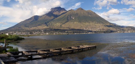 Jezero San Pablo a v pozadí mohutná sopka Imbabura (4630m), provincie Imbabura, Ekvádor
